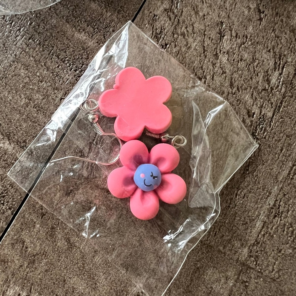 Unbranded Flower Drop Earrings Womens OS Pink Smiley Face Asymmetrical Y2K